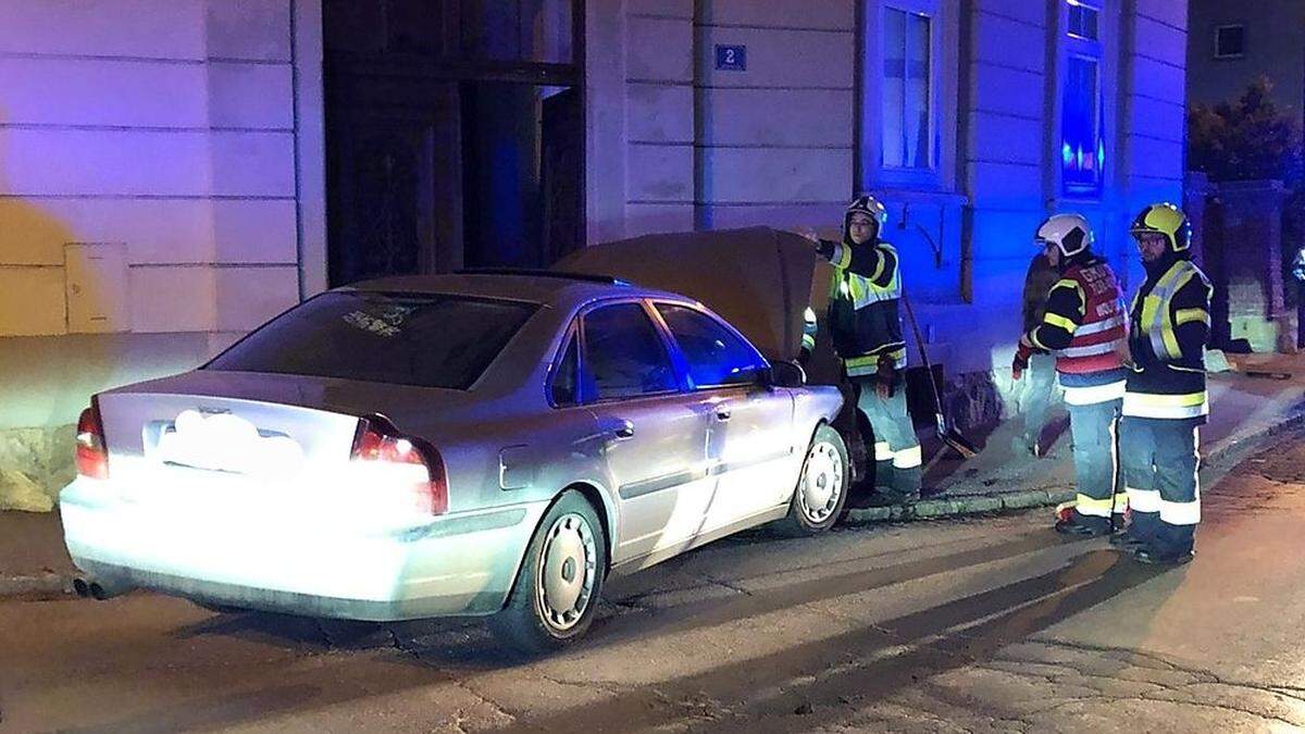 Ein Autolenker krachte in Wolfsberg gegen ein Wohnhaus