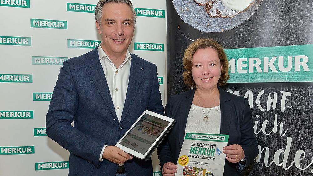 Merkur-Chefin Kerstin Neumayer und Philipp Heim (Leiter E-Commerce) setzen auf den Onlineshop