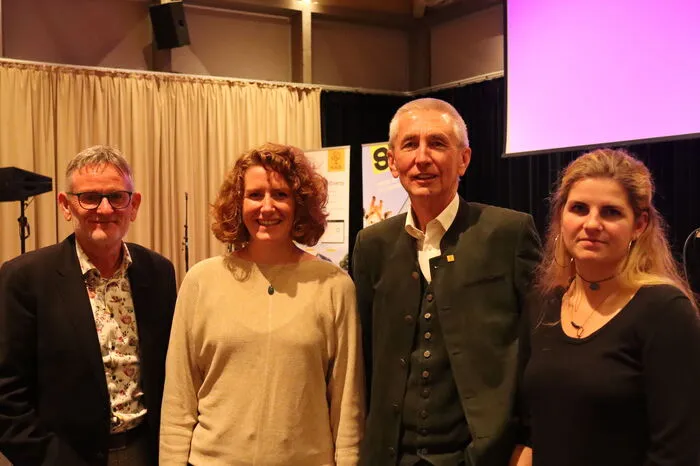 Bernhard Stranzl, Katharina Rogenhofer, der ehemalige Langzeit-Obmann der Solidarregion Erwin Stubenschrott und die neue Obmann-Stellvertreterin Johanna Kienreich.