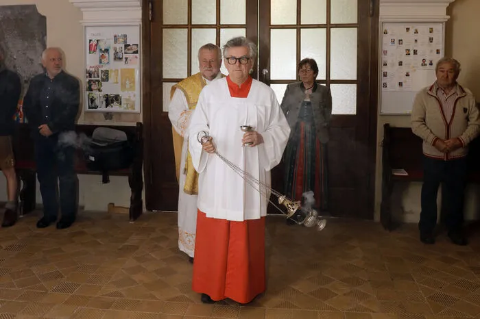 Pfarrer Anton Reinprecht hatte Schauspieler Johannes Silberschneider als Ministrant zur Seite.