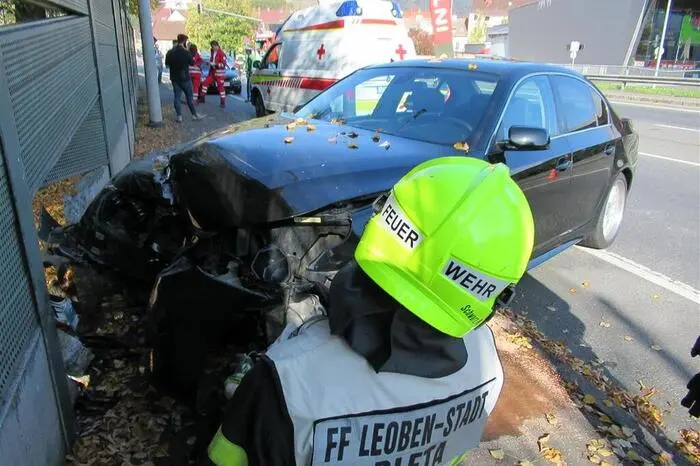 Bereits um 06:04 Uhr wurden die zwei Feuerwehren am 26. Oktober zu dem Brand der Müllinsel alarmiert. Bei diesem Brand wurden mehrere Großraummülltonnen durch das Feuer zerstört.