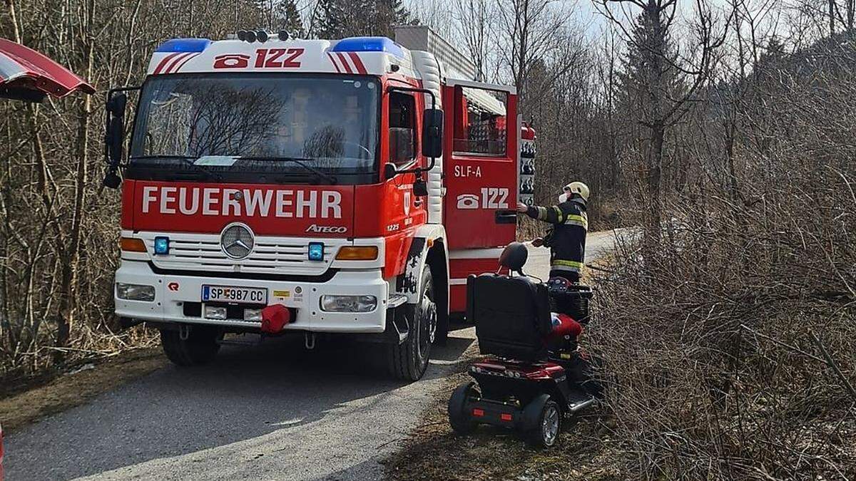 Die Feuerwehren holten das Elektromobil aus dem Bach 