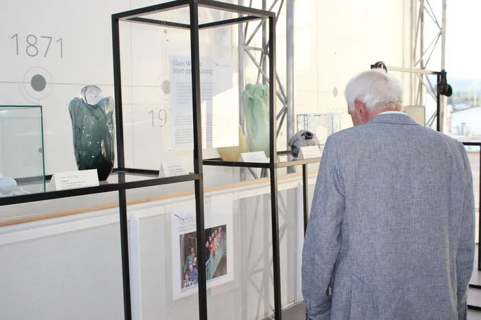 Die Wanderausstellung porträtiert die fünf europäischen Glaslandschaften Steiermark, Bayerischer Wald, Tschechien, Dänemark und Elsass mit ihren charakteristischen Profilen in Studioglas, angewandter Kunst, Spitzentechnologie, veredeltem Kristall und Design. Im Blickpunkt stehen auch 19 Glaskünstlerinnen und -künstler aus diesen Regionen.