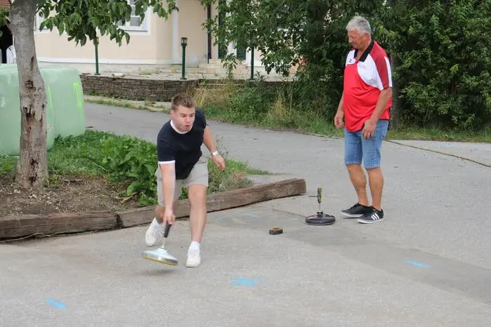 Traditionell begann das Straßenfest im Bereich der Moosinger Kapelle mit einem Asphalt-Stockturnier, bei dem 14 Moarschaften um den Sieg kämpften.