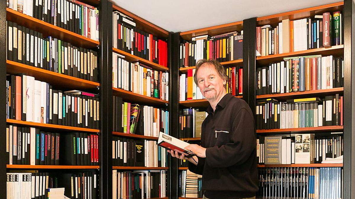 Peter N. Gruber mit einigen wenigen seiner Mitbewohner: den Büchern