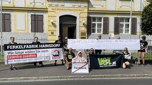 Im Juni des Vorjahres protestierten Aktivisten von VGT und ÖKIST vor der BH Leibnitz