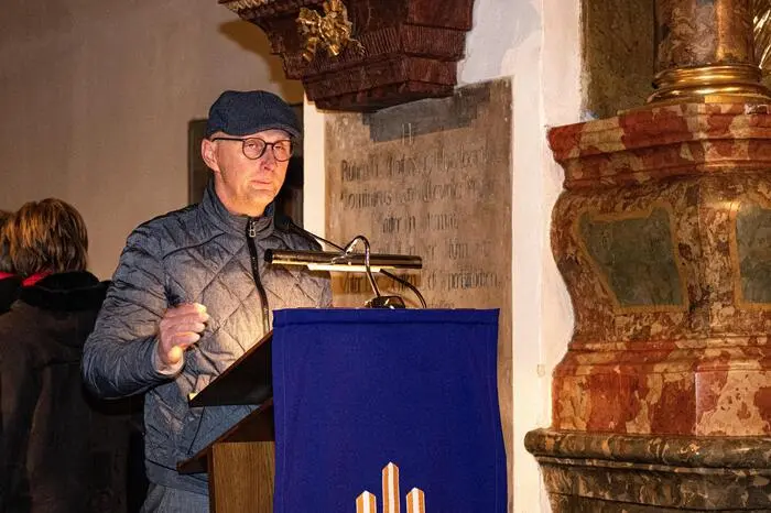Organisiert von Hans Toberer und moderiert von Kapellmeister Franz Fuchs, gestalteten Ensembles der örtlichen Schulen, der Marktmusik-kapelle Bad Waltersdorf und des Singkreises Bad Waltersdorf ein weihnachtliches Programm. 