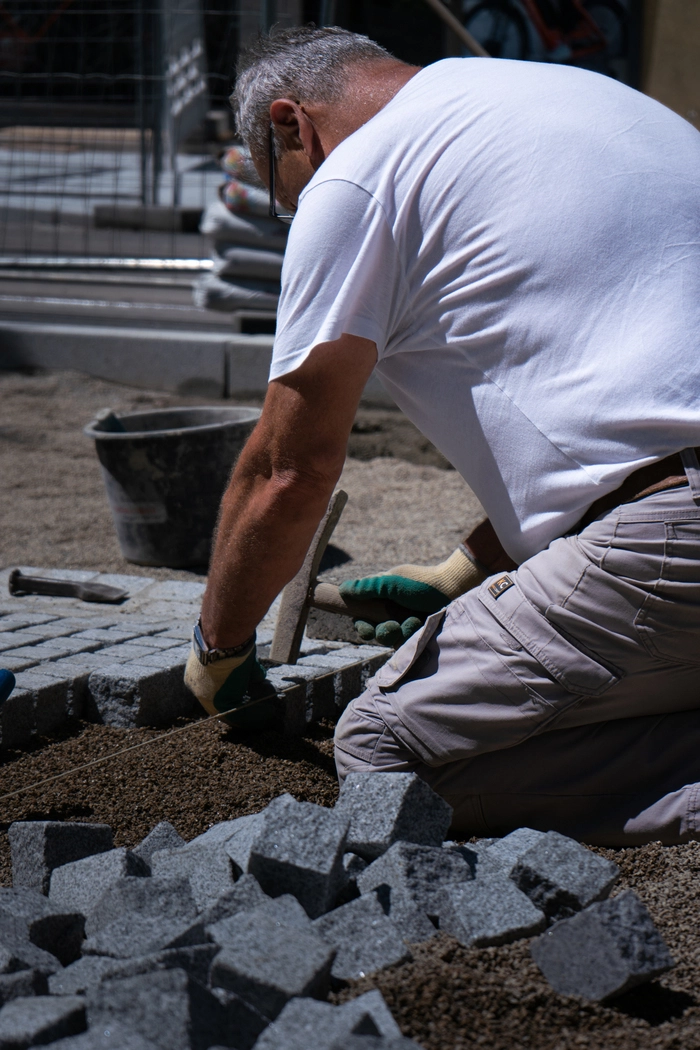 Letzte Pflasterarbeiten, bevor die Neutorgasse ab Anfang Juli wieder begeh- und befahrbar ist