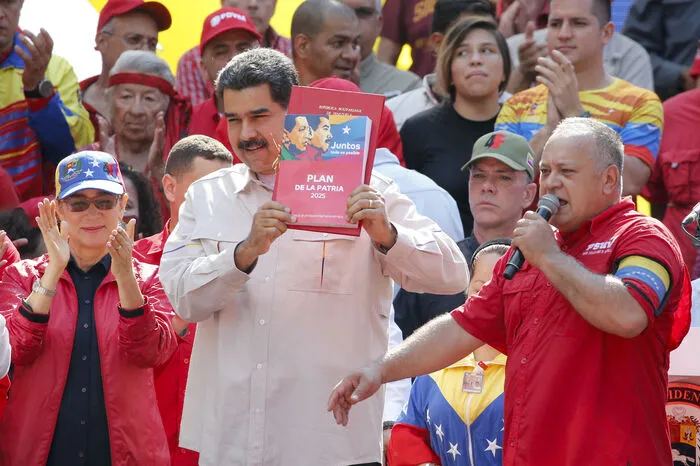 Die sozialistische Regierungspartei PSUV rief ihre Anhänger ebenfalls zu einer Demonstration vor dem Präsidentenpalast Miraflores in Caracas auf, um Maduro zu unterstützen und "gegen den Imperialismus" zu protestieren. Der Staatschef Nicolás Maduro sieht sich als Opfer einer internationalen Verschwörung unter Führung der USA.