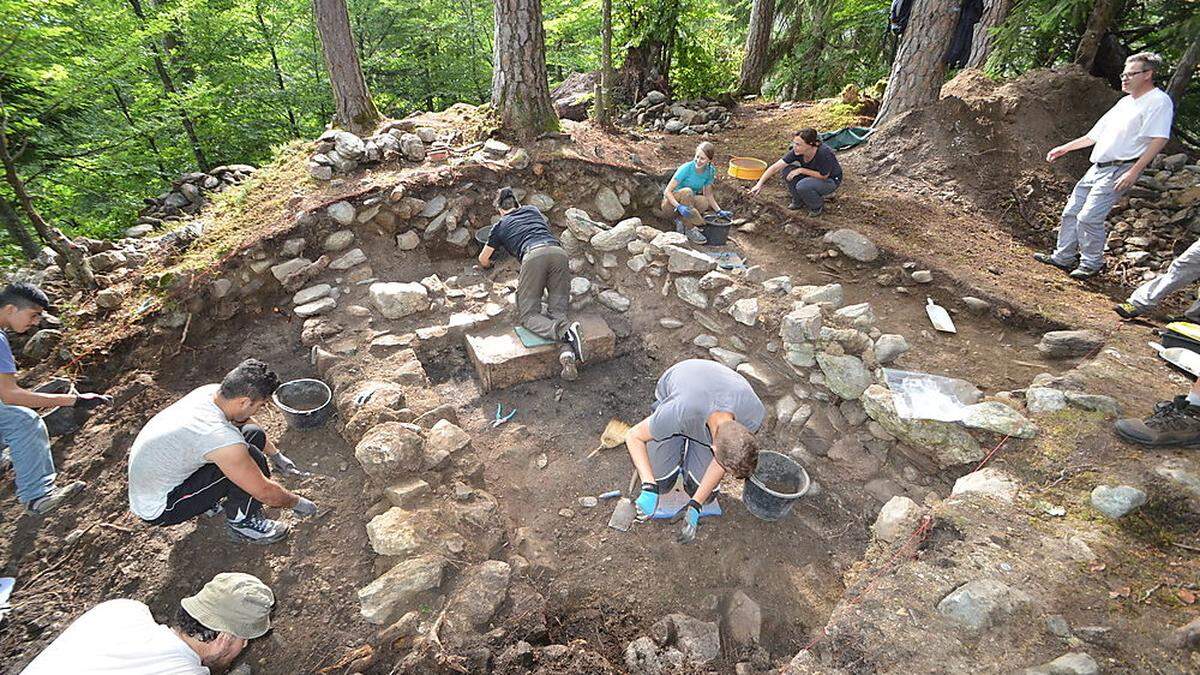 Ein Archäologenteam aus Innsbruck legte in einem Wald in Irschen Reste einer spätantiken Siedlung frei