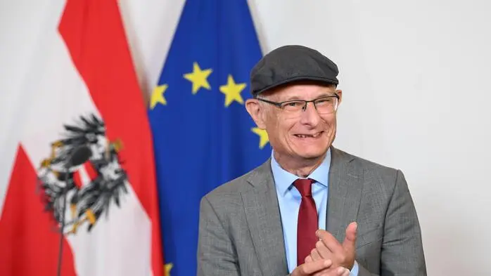 Finanzminister Markus Marterbauer (SPÖ) bei einem Statement vor Beginn der Sommersitzung des Ministerrates