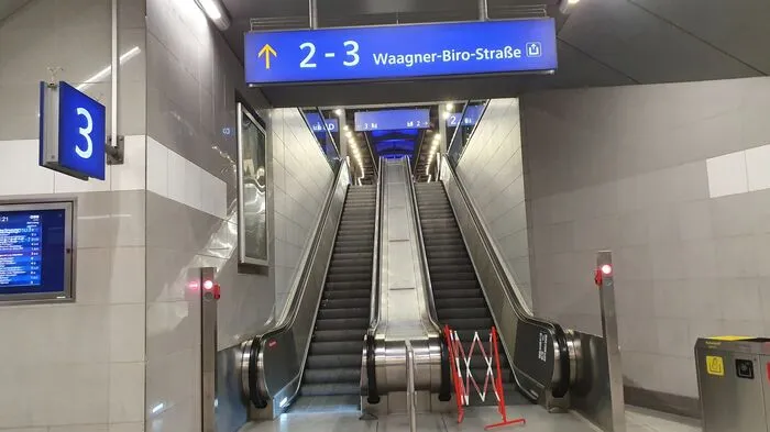 Baustellen am Grazer Hauptbahnhof: Die Rollentreppen zu den Bahnsteigen 2 und 3 sind genauso defekt...