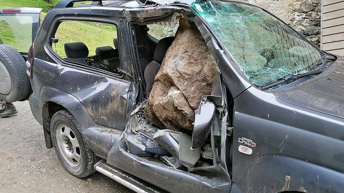 Ein riesiger Felsbrocken landete auf dem Beifahrersitz eines Autos