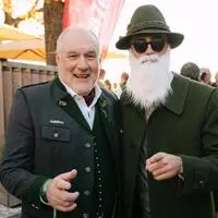 Der scheidende ORF-Landesdirektor Gerhard Koch (links) hatte mit seinem Namensvetter, der Social-Media-Kunstfigur Schwabler Gerhard vom Marderjagdverein Söding, viel Spaß.