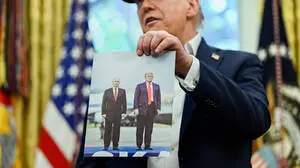 President Donald Trump holds a photo of him with Russian President Vladimir Putin in Alaska after announcing the 2026 World Cup draw will be held at the Kennedy Center in December in the Oval Office of the White House in Washington, DC on Friday, August 22, 2025. The FIFA World Cup, coming to North America next summer will be the first World Cup with three host countries in the U.S., Canada and Mexico, and it will be the first to feature a 48-team field. PUBLICATIONxINxGERxSUIxAUTxHUNxONLY WAP20250822335 BONNIExCASH