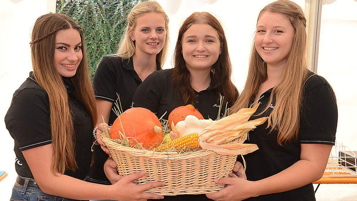  Kirchtagsstimmung in Finkenstein. Anna Nadolph, Nicole Adunka, Anna Kostner, Julia Gallob (von links)