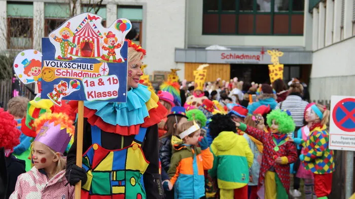 Die Kinder der Kindergärten und Schulen aus Schladming und Ramsau begeisterten die zahlreichen Schaulustigen in der WM-Stadt. Klicken Sie sich durch unseren kunterbunten Bilderbogen.