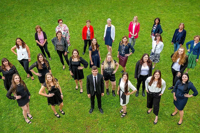 Wir gratulieren dem 5. Jahrgang der Höheren Lehranstalt für wirtschaftliche Berufe sehr herzlich zu den bestandenen Maturaprüfungen, besonders Alissa Deutschmann und Magdalena Zenz zum ausgezeichneten Erfolg sowie Elisa Hoch, Monique Orthaber und Sabrina Schwarzl zum guten Erfolg