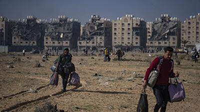 Zwei Menschen nach Bombenabwurf in Gaza | Seit Oktober läuft die israelische Offensive in Gaza