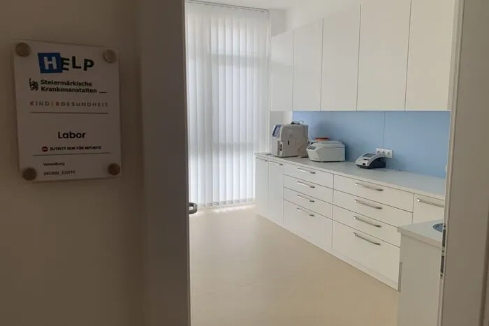 Im ersten Raum hinter dem Wartezimmer befindet sich das Labor