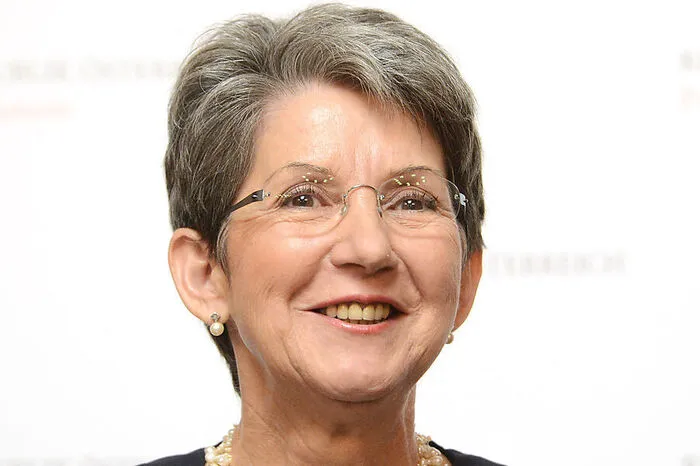 Am 2. August 2014 verschied die damalige Nationalratspräsidentin Barbara Prammer (SPÖ) im 61. Lebensjahr ebenfalls an einer Krebserkrankung. Die über die Parteigrenzen anerkannte SPÖ-Politikerin bekleidete das zweithöchste Amt im Staat von 2006 bis 2014.
