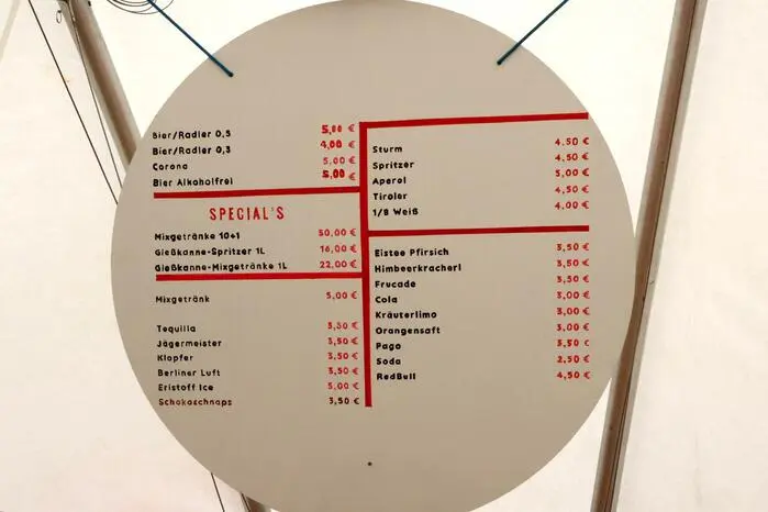 Aber nicht nur das günstigste Bier am St. Veiter Wiesenmarkt ist Anziehungspunkt im Trommler-Zelt. „Auch der Schokoschnaps wird bei uns gerne konsumiert“, sagen Kärntner Trommlerkorps-Obmann Christoph Labak und sein Stellvertreter Harald Tributsch unisono. Die billigen Getränkepreise einem Test unterzogen unter anderem Student Andreas Besold, Feuerwehrmann Philipp Metzler, Faschingsurgestein Alois Sallinger sowie Musiker Dominik Meisterl.
