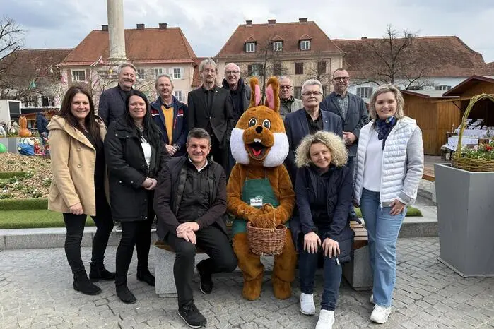 Besonderer Blickfang ist der fröhlich und kunstvoll gestaltete Hauptplatz-Brunnen, wo pfiffige, teils lebensgroße Osterhasen und bunt gestaltete Ostereier zu finden sind, worüber sich besonders die kleinen Besucher sehr freuen. Die Eröffnung nahmen Bürgermeister Franz Jost mit dem Stadtmarketing-Duo Barbara Wagner und Markus Jahn gemeinsam vor.