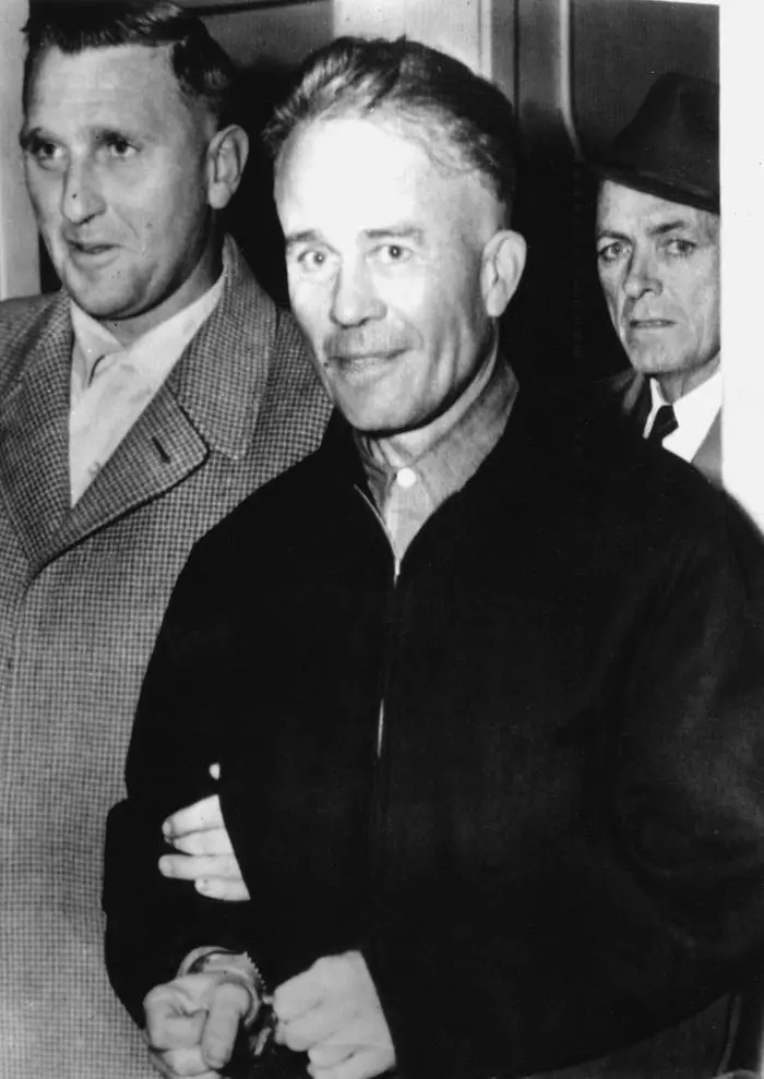 Bildnummer: 60248667  Datum: 21.11.1957  Copyright: imago/United Archives International
Edward Gein (centre) - Ed Gein - a 51 year old batchelor farmer who has admitted to the killing of 2 women near his home at Plainfield, Wisconsin, USA leaves the Wisconsin State Crime Laboratory at Madison, Wisconsin on November 20 1957. After undergoing lie detector tests and intensive interrogation. He is accompanied by Waushara County Sheriff Arthur Schley (left) and Special Deputy Leon Murty (right). The remains of ten (or fifteen) human bodies were found at Gein s home by the police on 18 November 1957. PUBLICATIONxINxGERxSUIxAUTxONLY kbdig 1957 hoch 1950s 20th Century Arrested Butcher slayer Ed Gein Edward Gein Law and Order Man Murderer Nineteen fifties Suspect killer 

 60248667 Date 21 11 1957 Copyright Imago United Archives International Edward  Centre Ed  a 51 Year Old Batchelor Farmer Who has admitted to The Killing of 2 Women Near His Home AT  Wisconsin USA Leaves The Wisconsin State Crime Laboratory AT Madison Wisconsin ON November 20 1957 After undergoing Lie Detector Tests and Intense interrogation he IS accompanied by  County Sheriff Arthur  left and Special Deputy Leon  Right The Remains of ten or Fifteen Human Bodies Were Found AT  S Home by The Police ON 18 November 1957 PUBLICATIONxINxGERxSUIxAUTxONLY Kbdig 1957 vertical 1950s 20th Century Arrested Butcher Slayer Ed  Edward  Law and Order Man murderer  Fifties Suspect Killer  