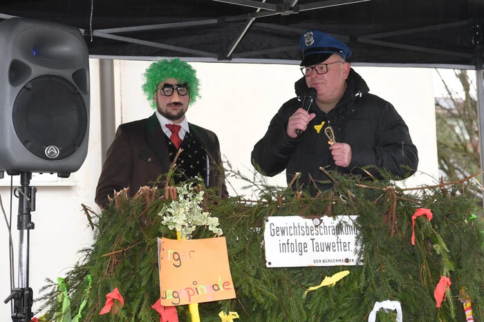 Der Bürgermeister dankte der Sörger Landjugend für die Fortführung der Tradition