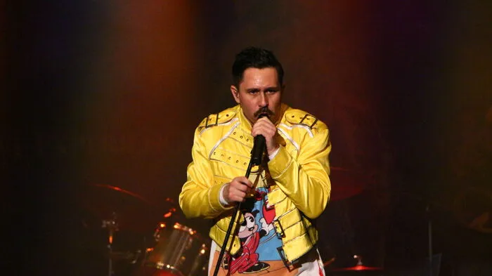 Originelle Outfits und die Hits der Band Queen, ...