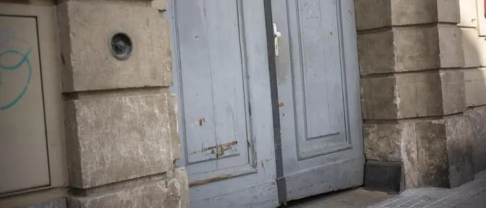 Bild zeigt den Eingang zum Palais in der Grazer Innenstadt