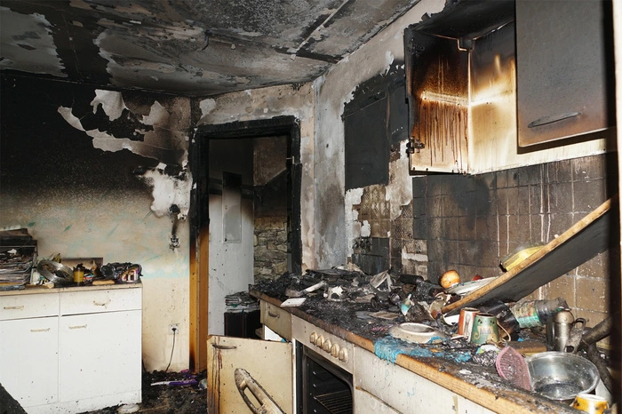 Polizei: Siebenjährige könnte Feuer versehentlich entfacht haben. Küche stand in Vollbrand 54 Feuerwehrkameraden rückten Mittwoch am frühen Nachmittag aus, um in Kleinfrannach einen Küchenbrand zu löschen. Verletzt wurde niemand. Mehr dazu.
