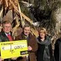 Feuerwehrkommandant Markus Lopez, Bürgermeister Johann Windbichler, Lugger, Gemeinderätin Monika Ploner und Mathias Themeßl 