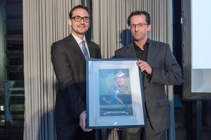 Andreas Zeiringer (Planai) und Kleine-Zeitung-Redakteur Raimund Heigl präsentierten Christoph Schlagbauer, der Sieger in der Kategorie Sport