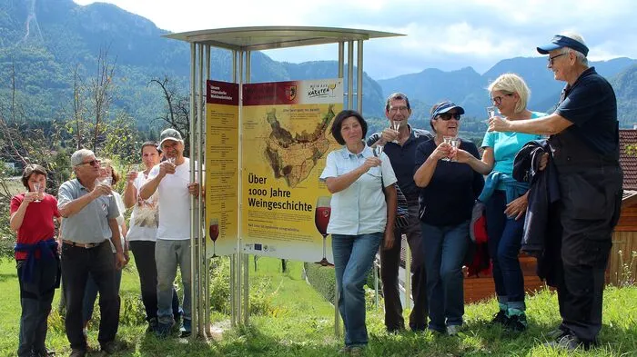 Die Mitglieder des Weinbauvereines in Sittersdorf nach der Weinlese mit einem veredelten Trester.