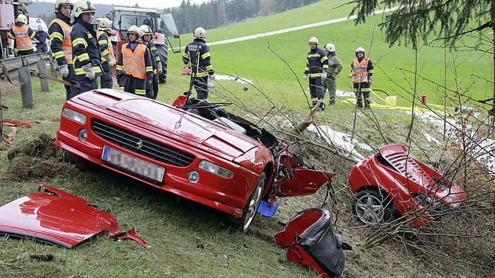 Der Sportwagen wurde in zwei Teile gerissen 