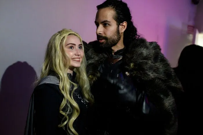 Hier in Brennan's Bar in Marina del Rey (Kalifornien), konnte man am Finaltag sogar gute alte Bekannte treffen, die es in der Serie nicht mehr ins Finale geschafft haben - wie etwas Khal Drogo.