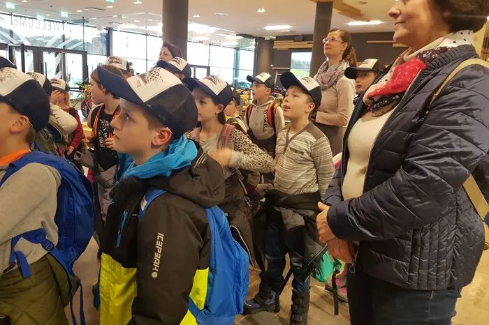 „Die Freude bei den Schülern war groß“, bestätigt Schulleiterin Christine Scheuerer, die gemeinsam mit Pädagogin Doris Esser und Mutter Rita Lorber die Kinder zum Ring begleitete. 