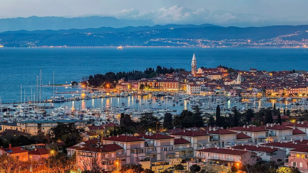 Im Hotel Marina Genießen Sie die frische Meeresluft sowie die wunderbare Aussicht auf den Hafen von Izola direkt von Ihrem Zimmer aus