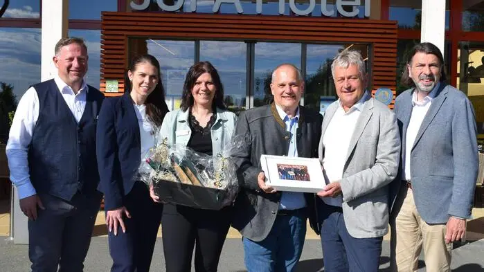 v.l.n.r. Robert Gasser, Regionalmanager JUFA Hotels, Alina Ledineg, Clustermanagerin JUFA Hotels Deutschlandsberg und Maria Lankowitz, Martina Haumer, Operation-Manager JUFA Hotel Deutschlandsberg, Harald Franzl Hoteldirektor JUFA Hotel Deutschlandsberg, Gerhard Wendl, CEO JUFA Hotels, Josef Wallner, Bürgermeister Deutschlandsberg