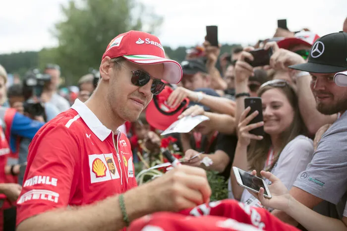 ... von 8 bis 10 Uhr konnte man vor dem Eingang auf Autogrammjagd gehen. Sebastian Vettel war etwa voll dabei ...
