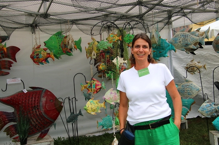 Aber auch viele andere Dinge, vom Gartenwerkzeug, Möbeln, Textil- und Schmuckdesign bis zu Kunsthandwerk gibt es zu bestaunen und zu kaufen. Natürlich kommt auch die Kulinarik nicht zu kurz.