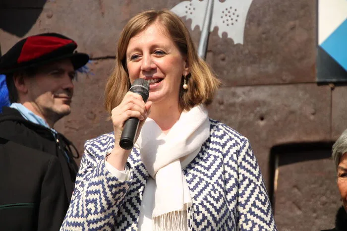 Auch Barbara Eibinger-Miedl, steiermärkische Landesrätin für Tourismus lässt sich das Saisonopening der Riegersburg nicht entgehen und hat zum Event ihre ganze Familie mitgebracht.