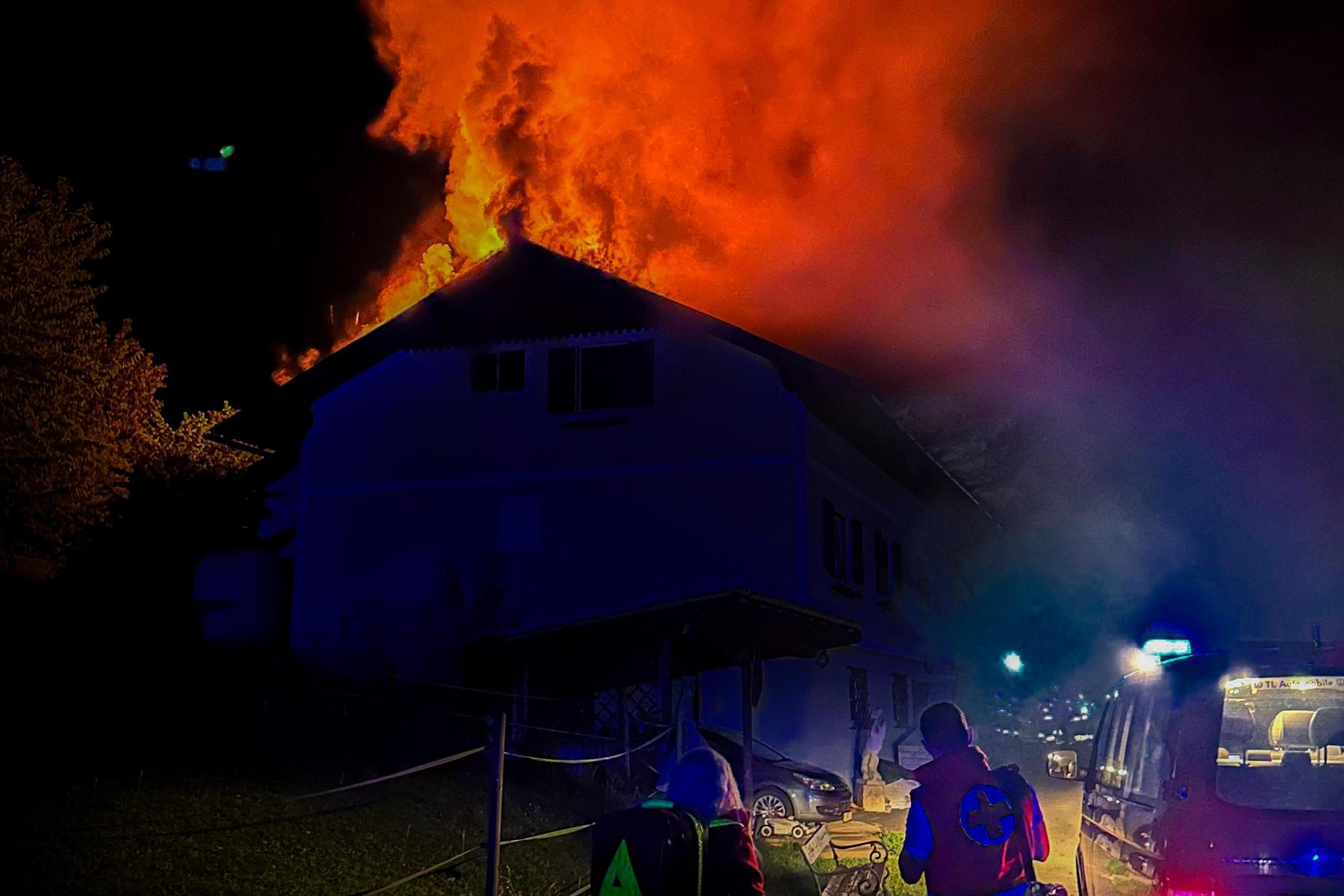 Wohnhaus begann zu brennen, Frau und Kinder konnten flüchten