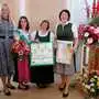 Fünf Floras für Strallegg: Michaela Ebenbauer, Betreuerin Blumenschmuck am Gemeindeamt, Blumenprinzessin der Steirischen Blumenstraße Selina Binder, Blumendame Gitti Hainzl und Bürgermeisterin Anita Feiner