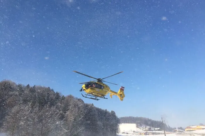 Er wurde mit dem Rettungshubschrauber C12 ins UKH Graz geflogen.