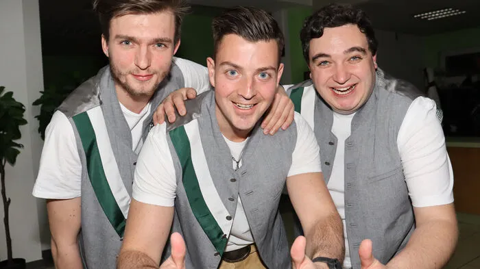 Die Musiker Uwe Huber, Domi Bada und Tobias Kaindlbauer von der Gruppe Sunnseitn feierten im Volksheim Köflach wieder ihr beliebtes Fest mit vielen Fans und Freunden.