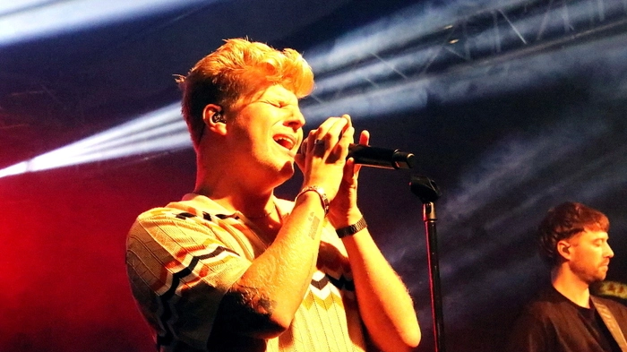 Lange vor Beginn war der Rathausplatz voll besetzt und es gab bereits für die heimischen Rocker Johnny Paper und Thomas Glan im Support tosenden Applaus. Die beiden heizten die Stimmung an.