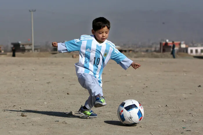Messi schickte daraufhin dem damals Fünfjährigen über das UN-Kinderhilfswerk Unicef echte Trikots.
