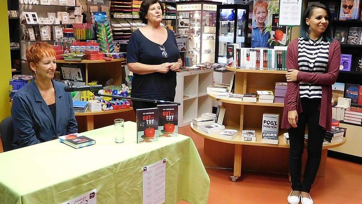 Eva Rossmann (sitzend) war zu Gast in der Buchhandlung Haas